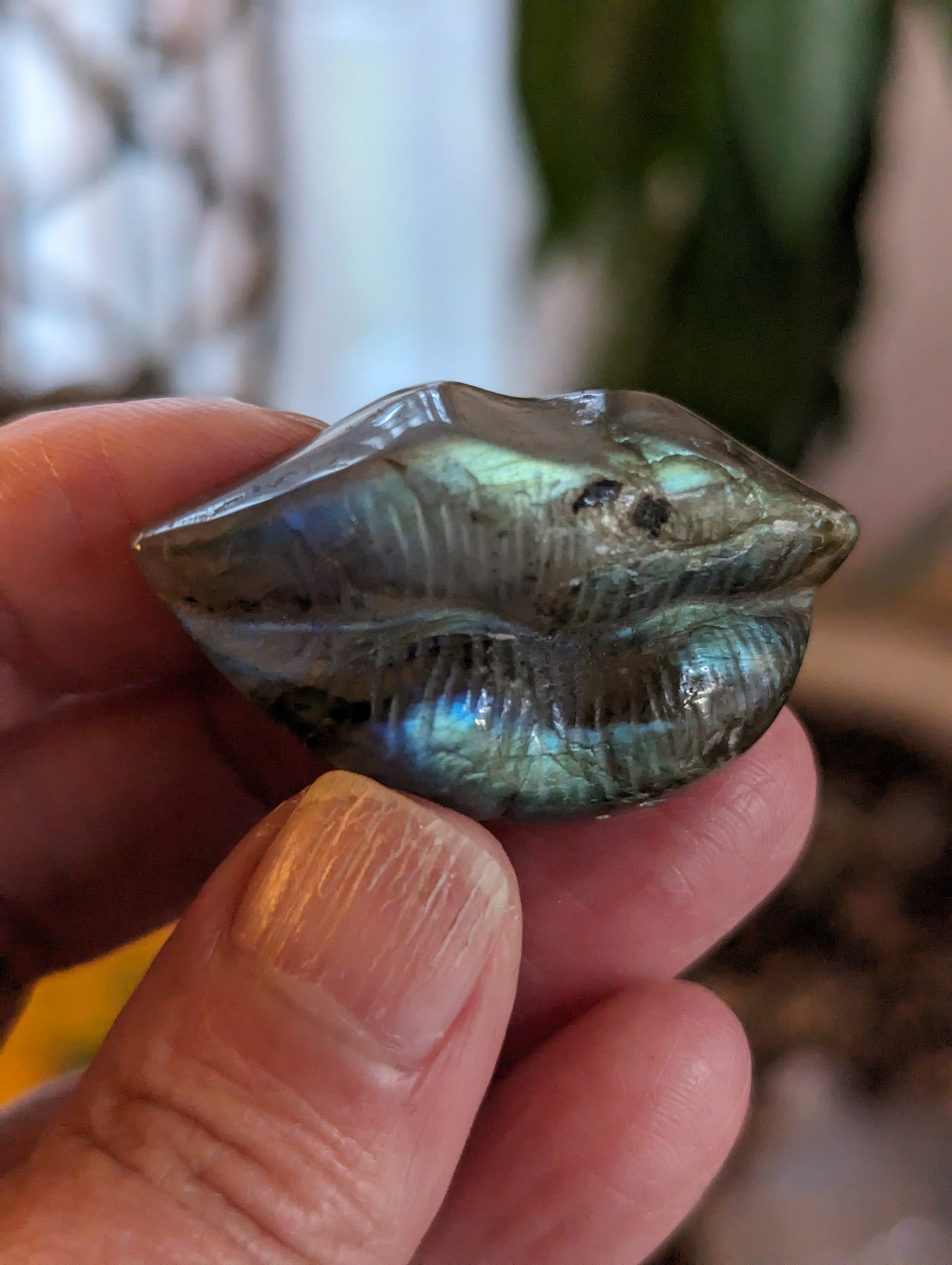 Labradorite Lips - STRENGTH, TRANFORMATION, INTUITION