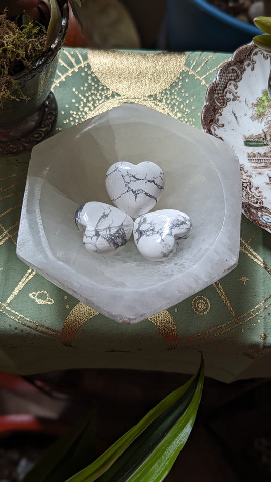 Howlite Heart - CALMING, AWARENESS, EXPRESSION