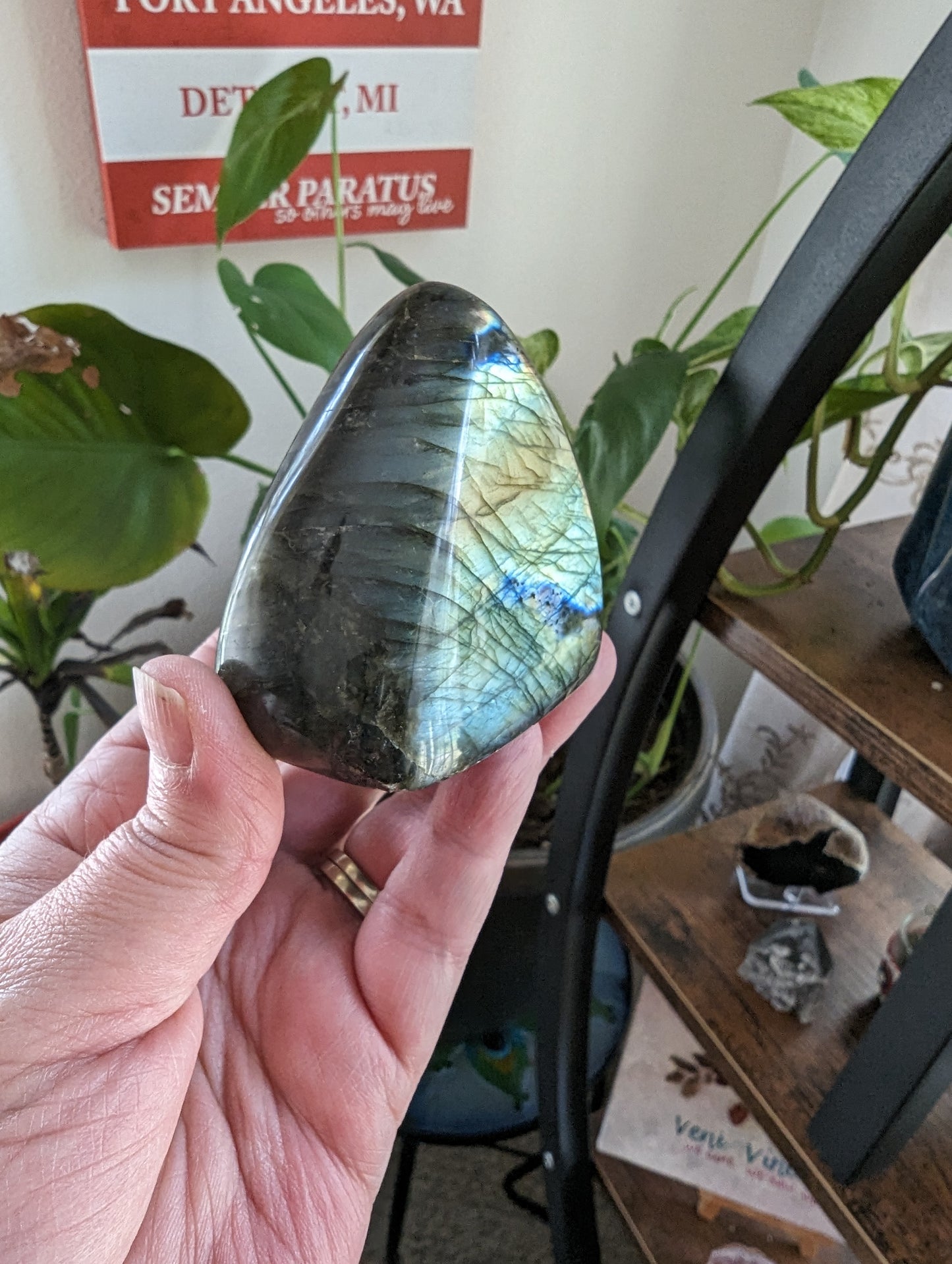 Labradorite Freeform (Madagascar)- STRENGTH, TRANFORMATION, INTUITION