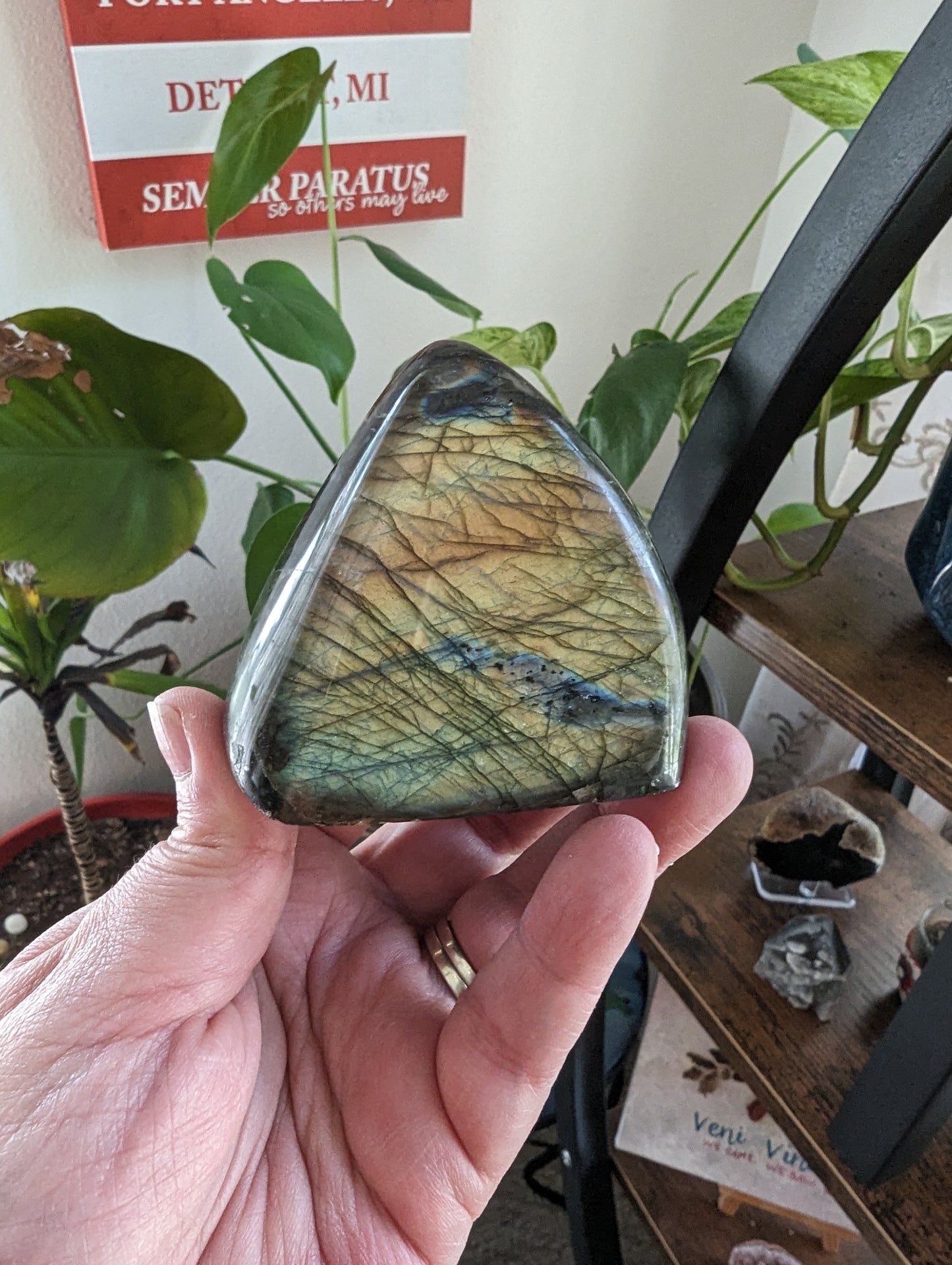 Labradorite Freeform (Madagascar)- STRENGTH, TRANFORMATION, INTUITION